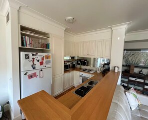 Private kitchen - Beautiful 2BR 2BA patio -- close to everything (Port Melbourne)