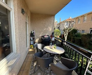 Outdoor dining - Beautiful 2BR 2BA patio -- close to everything (Port Melbourne)