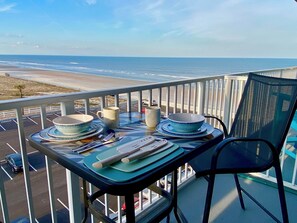 Outdoor dining - Stunning Brand New Studio - Balcony w/ Scenic Ocean and Sunset Views-Heated pool (Daytona Beach)