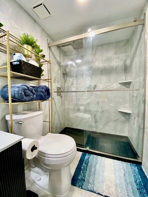 Haartrockner, Handtücher, Seife, Toilettenpapier
