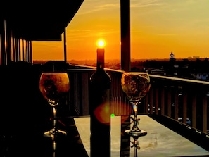 Outdoor dining - Stunning Brand New Studio - Balcony w/ Scenic Ocean and Sunset Views-Heated pool (Daytona Beach)