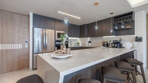 Fridge, microwave, oven, stovetop - One 1502 – Modern Seaside Retreat Boasting Unforgettable Scenery (Puerto Peñasco)