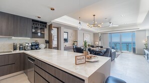 Fridge, microwave, oven, stovetop - One 1502 Full– Beach Paradise with First-Class Comfort and Ocean Views (Puerto Peñasco)