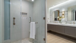 Shower, hair dryer, towels - One 1502 Full– Beach Paradise with First-Class Comfort and Ocean Views (Puerto Peñasco)
