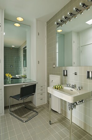 Hair dryer, towels, soap, toilet paper - Philip Johnsons Wolfhouse - 1940s Landmark (Newburgh)