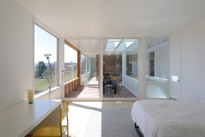 4 bedrooms, desk, iron/ironing board, travel cot - Philip Johnsons Wolfhouse - 1940s Landmark (Newburgh)