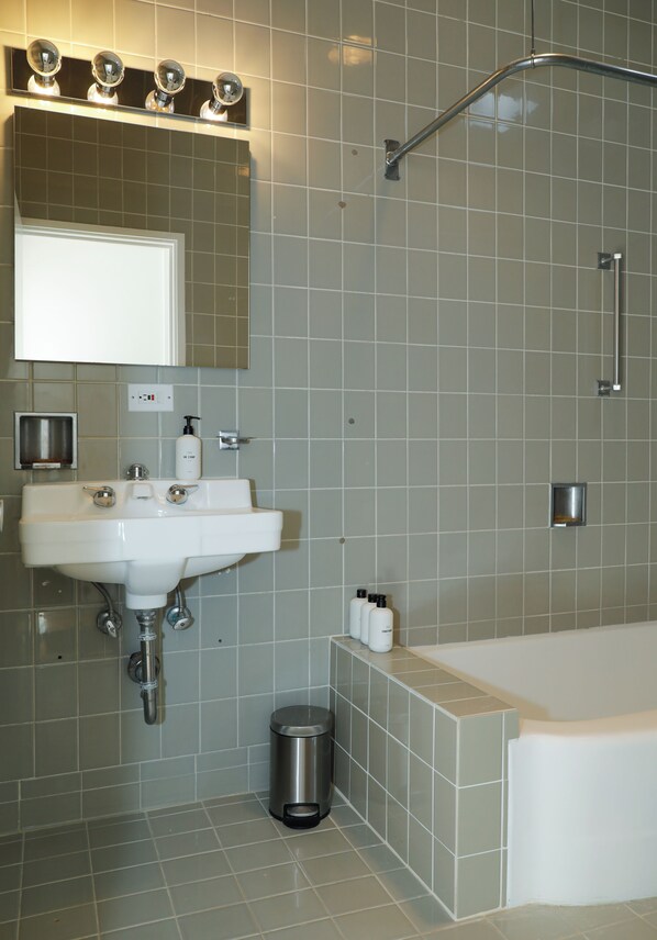 Hair dryer, towels, soap, toilet paper - Philip Johnsons Wolfhouse - 1940s Landmark (Newburgh)