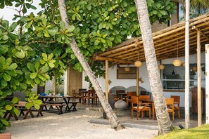 Outdoor dining - Noa Sands Talpe  by Ceylon Vistas (Talpe)