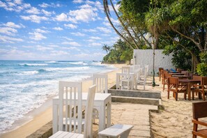 Outdoor dining - Noa Sands Talpe  by Ceylon Vistas (Talpe)