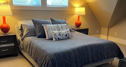1BR Coach-house, Prime Location