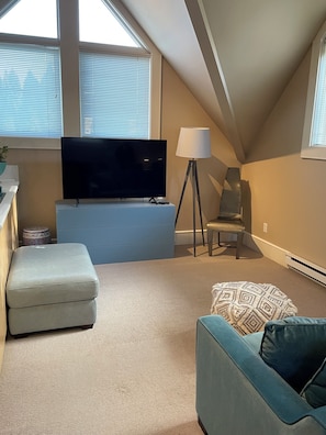 Living area - 1BR Coach-house, Prime Location (Vancouver)