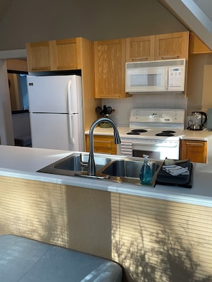 Private kitchen - 1BR Coach-house, Prime Location (Vancouver)