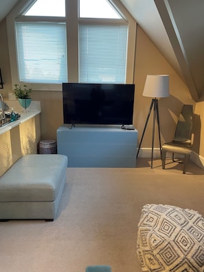 Living area - 1BR Coach-house, Prime Location (Vancouver)