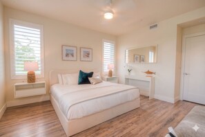 2 bedrooms, in-room safe, iron/ironing board, WiFi - NEW STRAND PENTHOUSE  Best Sunset Views in Building !!! (Sarasota)