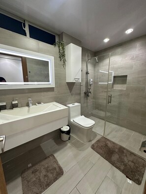 Towels, soap, toilet paper - Luxurious three-bedroom apartment with private jacuzzi area (Santo Domingo este)