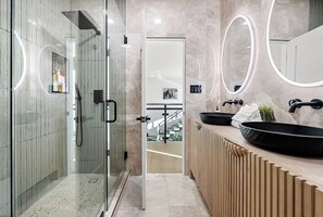 Shower, towels - Modern Hilltop Retreat with Pool Near Downtown (Austin)