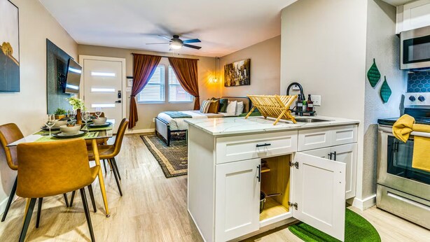 Ein kompakter Wohnbereich mit Küchenzeile, Essbereich und Schlafzimmer.