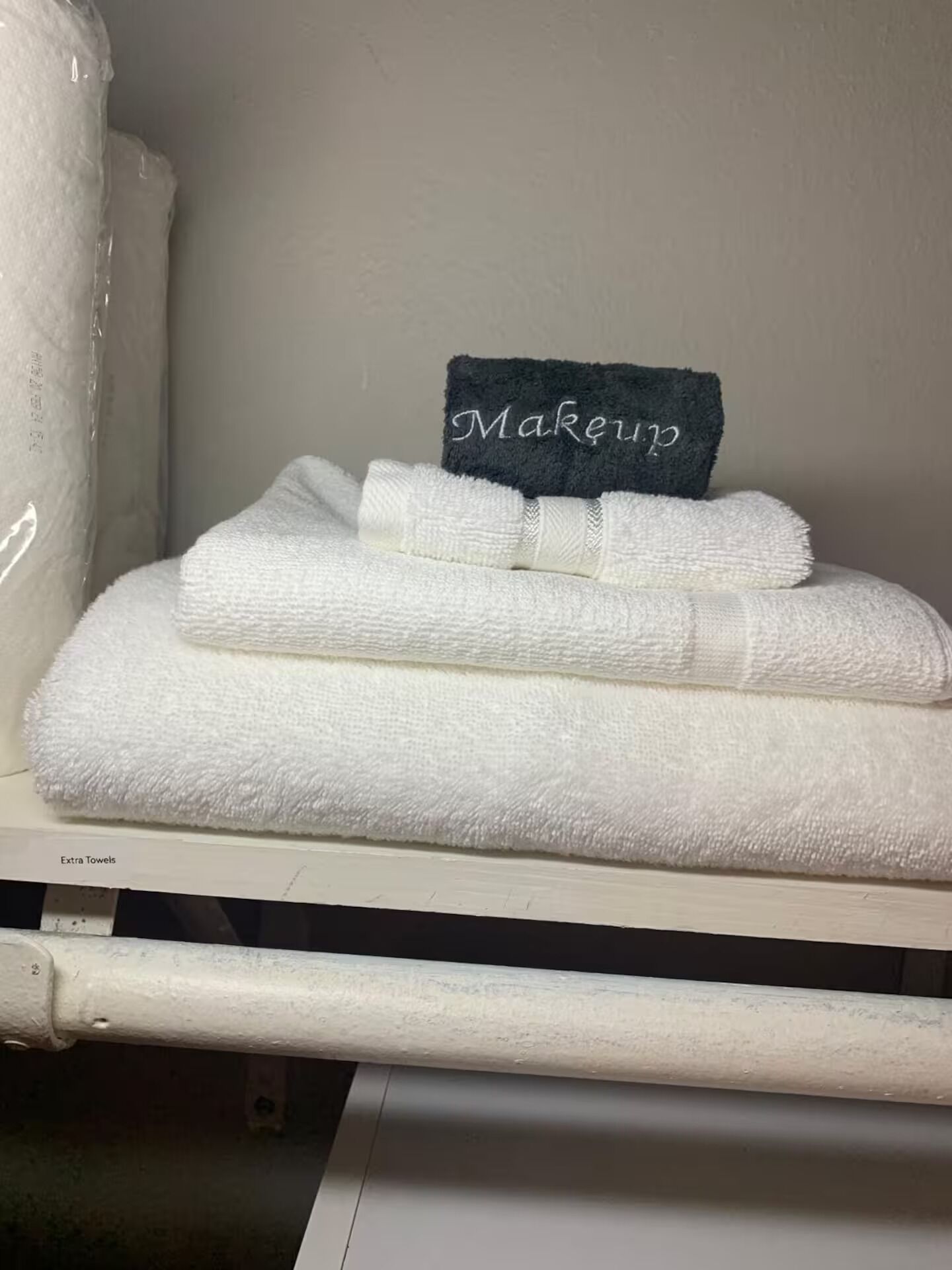 Een haardroger, handdoeken, zeep, toiletpapier