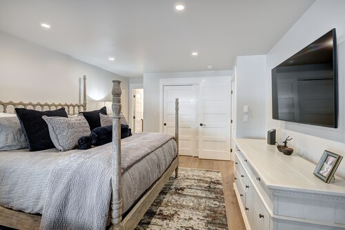 NEW Bighorn Breck | Fully-Remodeled Luxury, Heated Floors, Riverside!