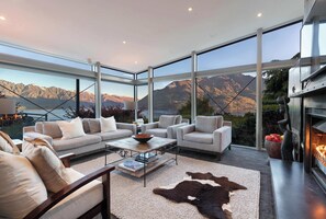 TV, fireplace, offices - Remarkable Escape Breathtaking Views with Hot Tub (Queenstown)