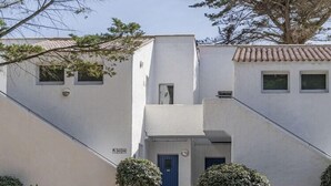 Un bâtiment moderne avec une piscine en premier plan.