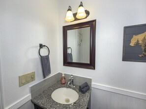 Hair dryer, towels - Near Bass Lake | Harley`s Hideaway Cabin | Hot Tub (Oakhurst)