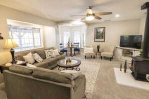 Living area - Near Bass Lake | Harley`s Hideaway Cabin | Hot Tub (Oakhurst)