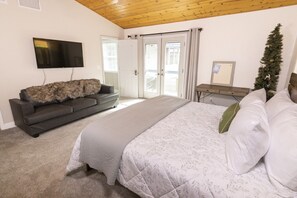 3 bedrooms, desk, iron/ironing board, travel cot - Near Bass Lake | Harley`s Hideaway Cabin | Hot Tub (Oakhurst)