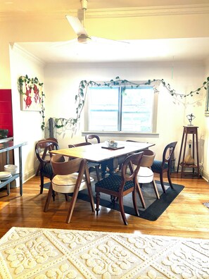 Dining - Comfortable BluesFest Pad in Mullum town - Spacious, breezy & relaxed (Mullumbimby)