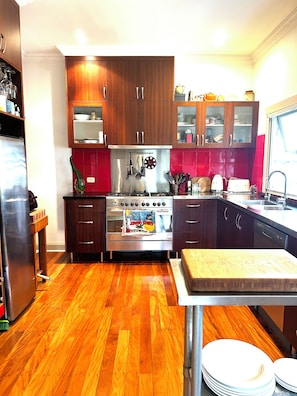 Private kitchen - Comfortable BluesFest Pad in Mullum town - Spacious, breezy & relaxed (Mullumbimby)