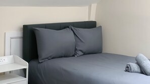 3 bedrooms, iron/ironing board, WiFi, bed sheets - Triplex Hot Tub House with Private Garden (Cardiff)