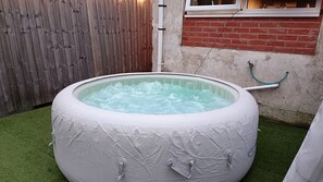 Outdoor spa tub - Triplex Hot Tub House with Private Garden (Cardiff)