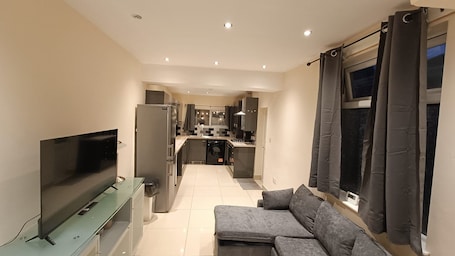Wohnbereich. Triplex Hot Tub House with Private Garden