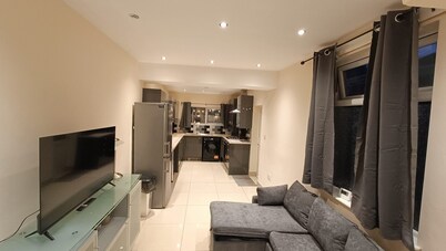 Triplex Hot Tub House with Private Garden