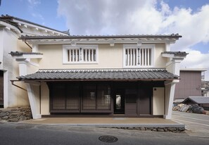 Exterior detail - onne (Uchiko)