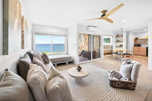 Living area - Little Hut at Sealodge (Princeville)
