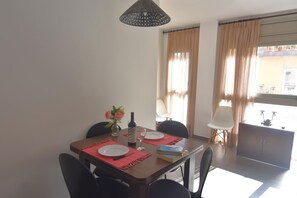 Dining - Bright apartment in central Roses, just 300 m from the beach. Sleeps 6. Fully equipped and comfortable (Roses)
