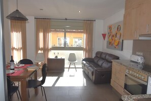 Interior - Bright apartment in central Roses, just 300 m from the beach. Sleeps 6. Fully equipped and comfortable (Roses)