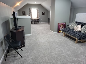 Um espaço compacto com escrivaninha, cadeira e cama.