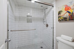 Douche, sèche-cheveux, serviettes fournies