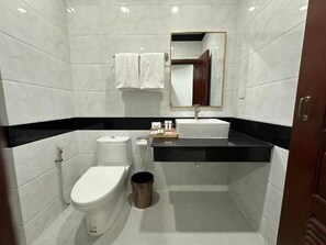 Deluxe szoba kétszemélyes ággyal | Fürdőszoba | Fürdőkád, ingyenes piperecikkek, hajszárító és papucsok