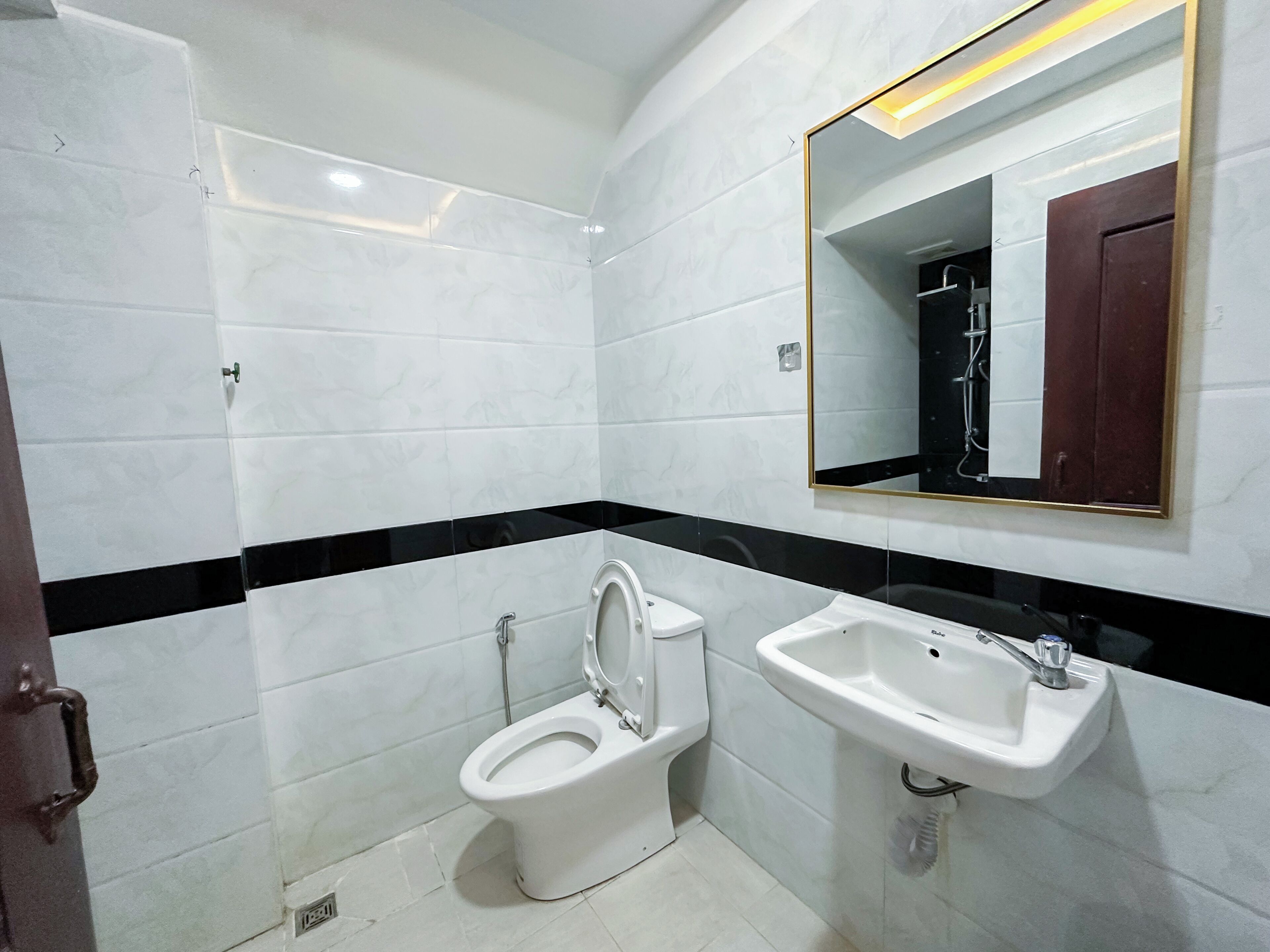 Junior Suite | Bathroom | Bathtub, free toiletries, hair dryer, slippers