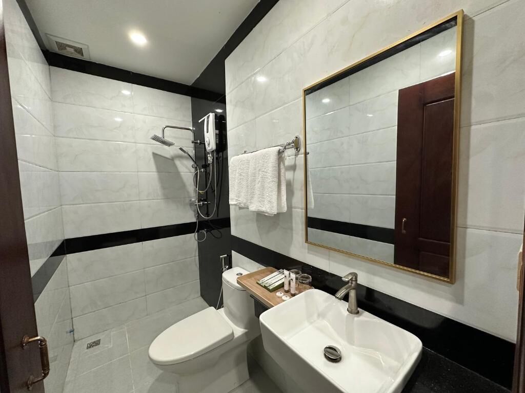 Bathtub, free toiletries, hair dryer, slippers