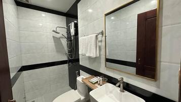 Bathtub, free toiletries, hair dryer, slippers