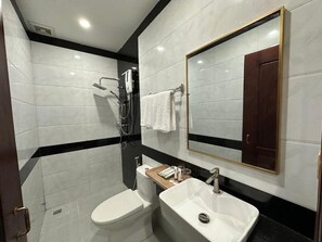 Bañera, artículos de higiene personal gratuitos y secador de pelo