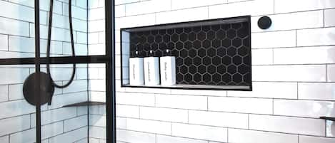 Dusche, Haartrockner, Handtücher, Seife