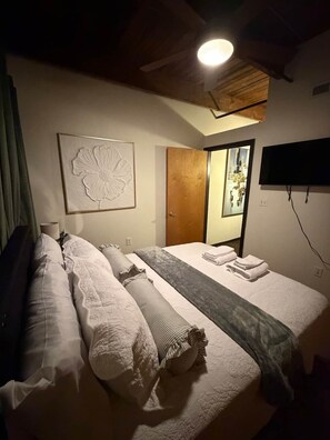 1 bedroom, iron/ironing board, WiFi, bed sheets - Smokehouse 409 (Richmond)