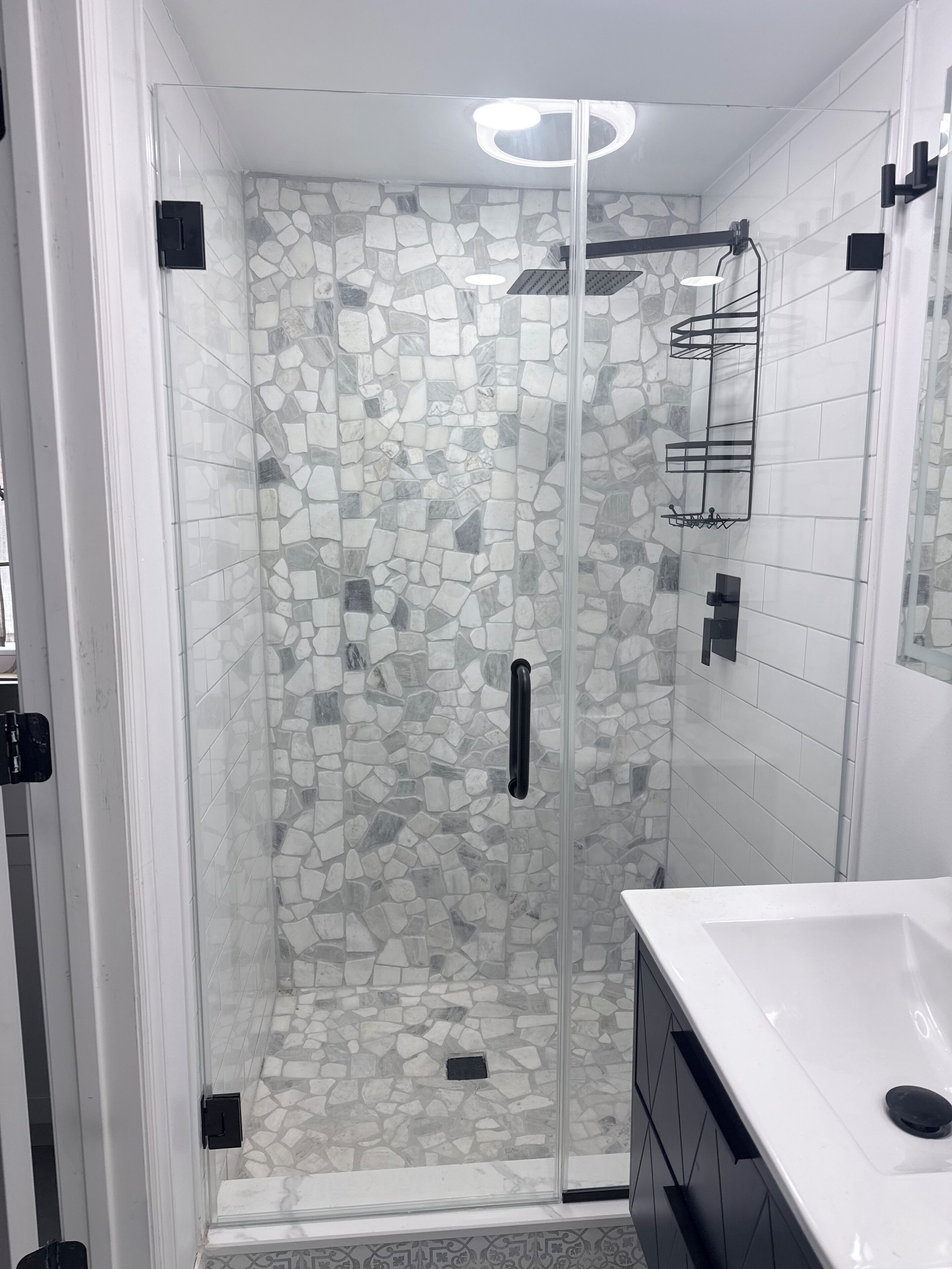 Een douche, een haardroger, handdoeken, zeep