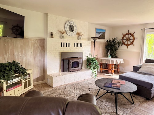Serene 5-bedroom house in Bodega Bay perfect for family getaways