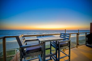 Outdoor dining - Oceanfront Condo | Private Balcony | Beach Access | Sunset Views (Carlsbad)